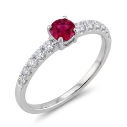 Stříbrný prsten s rubínem a postranními lab-grown diamanty Tyla