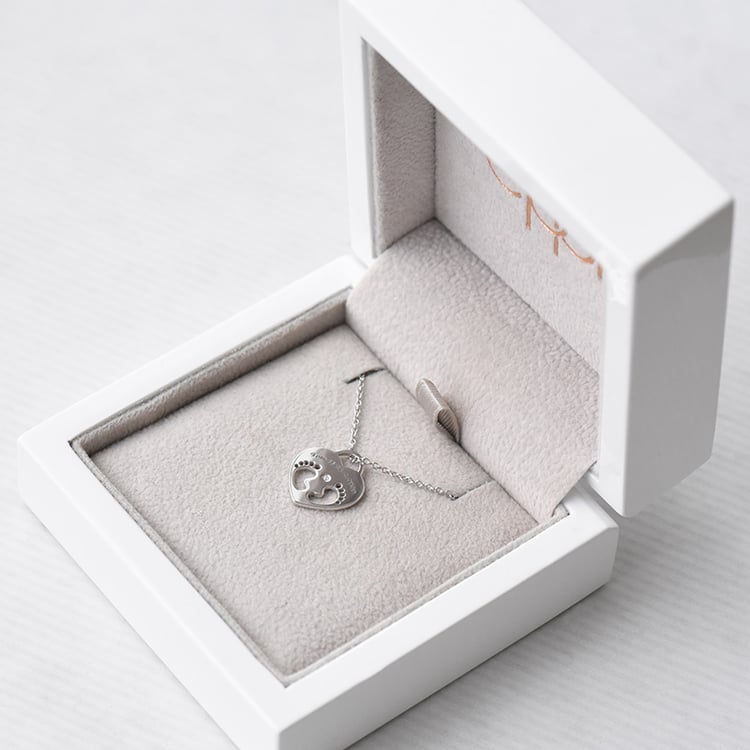 Stříbrný přívěsek dětské nožičky s diamantem a gravírem Olivia 103375