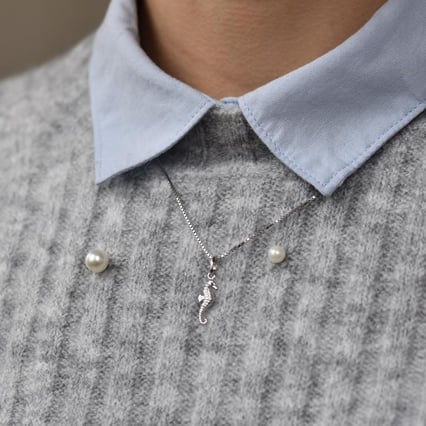 Stříbrný přívěsek ve tvaru mořského koníka Nesea