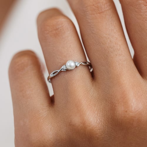 Elegantní zlatý prsten s perlou a diamanty Azana