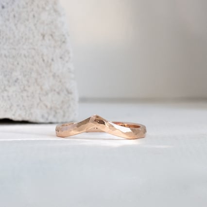 Vykrojený tepaný snubní prsten Yenka