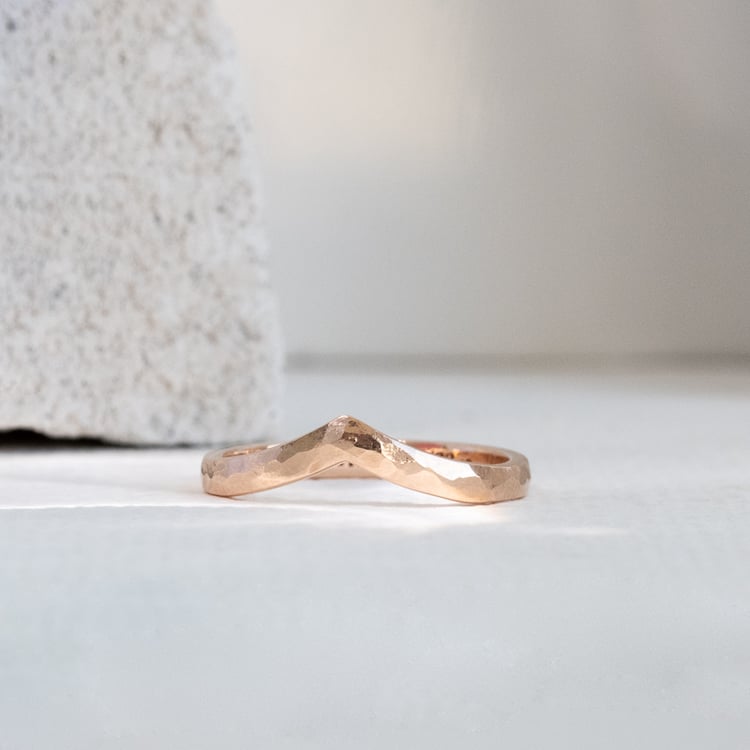 Vykrojený tepaný snubní prsten Yenka 122606