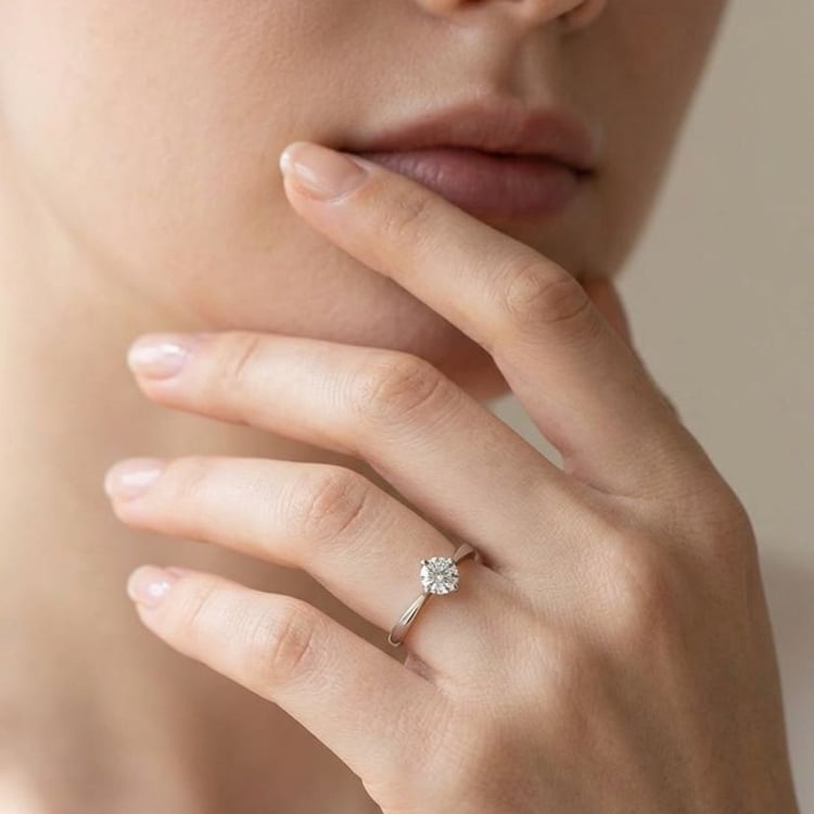 Stříbrný zásnubní prsten s moissanitem Mahiya 166363