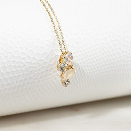 Stříbrný přívěsek s měsíčním kamenem, růženínem a topazy Daisi