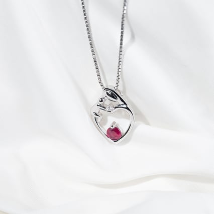 Stříbrný přívěsek matka a dítě s rubínem a diamantem Ella