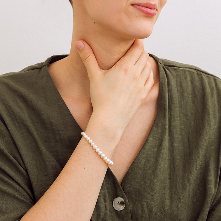 Něžný náramek s bílými perlami Pyah 129921