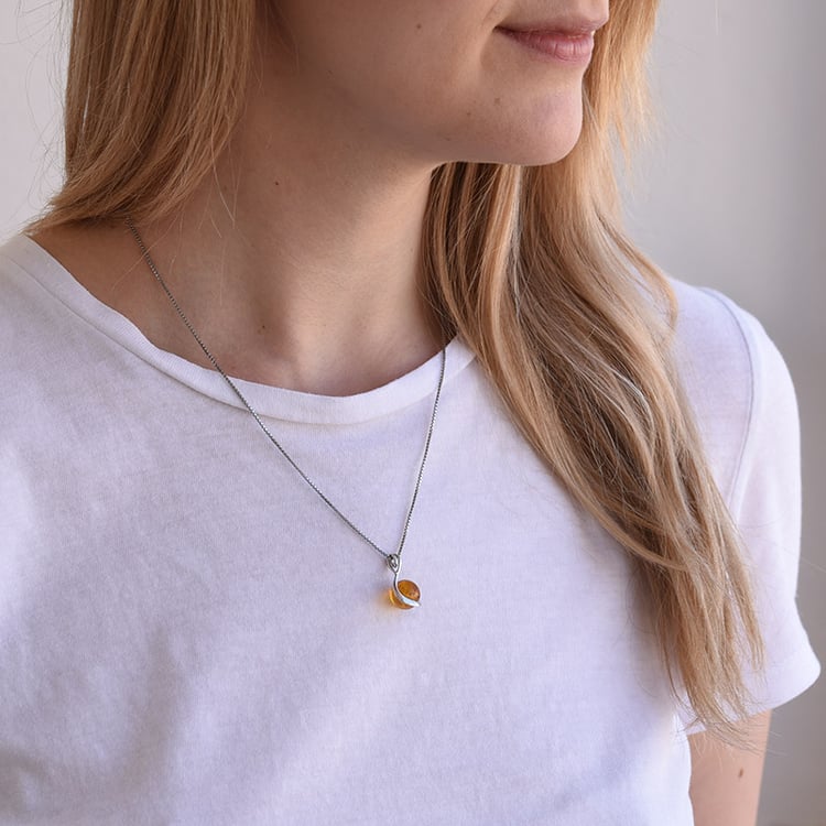 Stříbrný náhrdelník s kulatým jantarem 69221