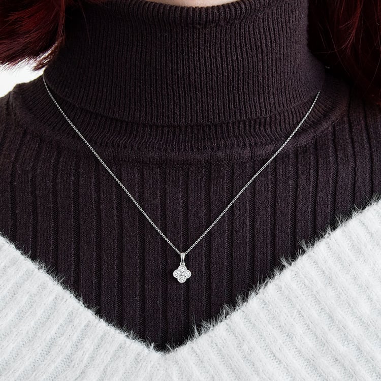 Přívěsek s lab-grown diamanty ve tvaru květiny Arwen 110498