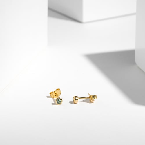 Minimalistické bezel náušnice se zelenými safíry Tofine