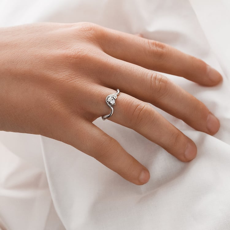 Zásnubní prsten s pear diamantem 154945