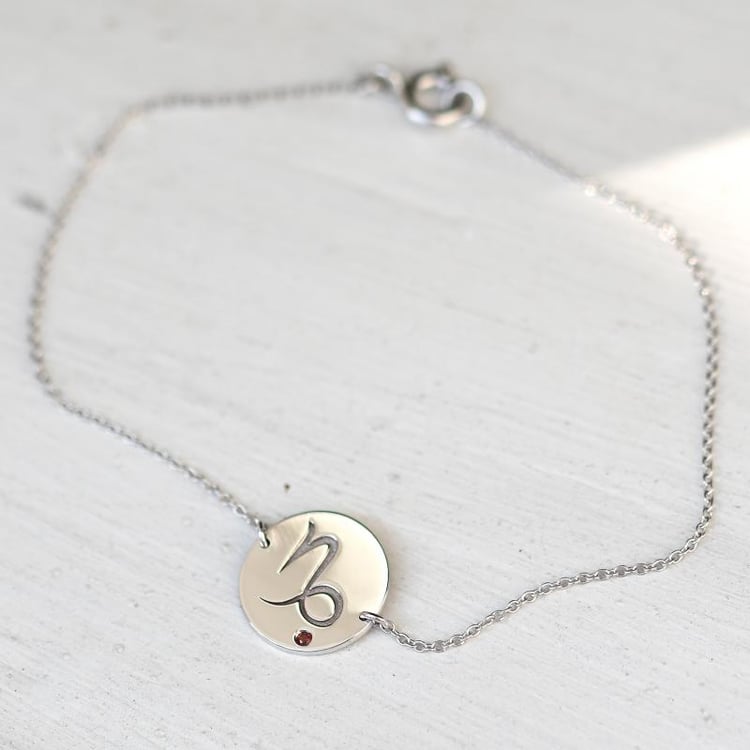 Náramek se znamením Kozoroh a s červeným granátem 47684