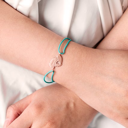 Stříbrný šňůrkový náramek s dětskými nožičkami a gravírem Amy