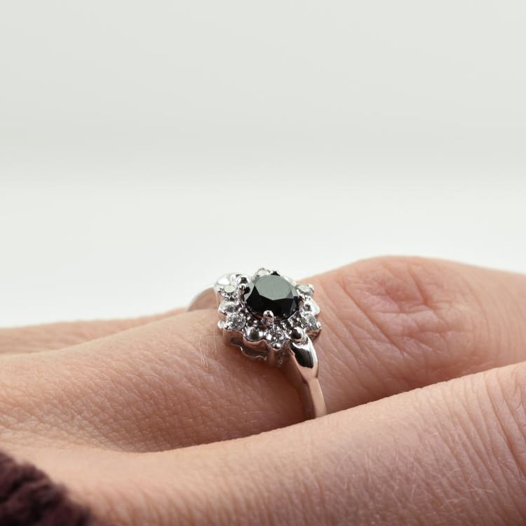 Zlatý prsten s diamantem 27829