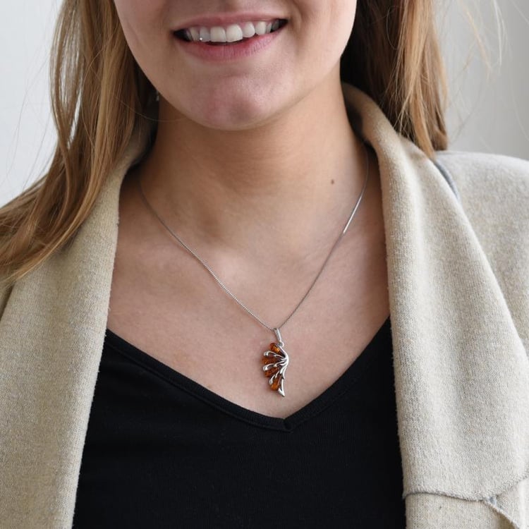 Jantarové andělské křídlo ve stříbrném přívěsku Virgilia 52059