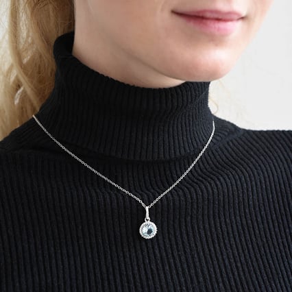 Stříbrný halo přívěsek s nebesky modrým topazem Atia