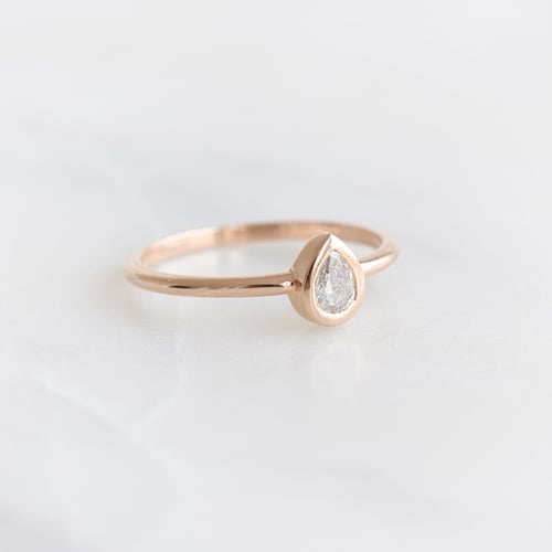 Minimalistický prsten s pear diamantem Nunez