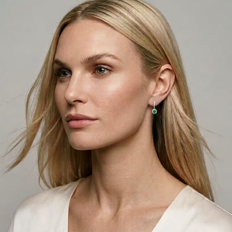 Půvabné stříbrné náušnice se smaragdy a lab-grown diamanty Donna 171170