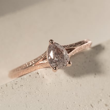 Ručně rytý prsten s pear salt and pepper diamantem Vivia