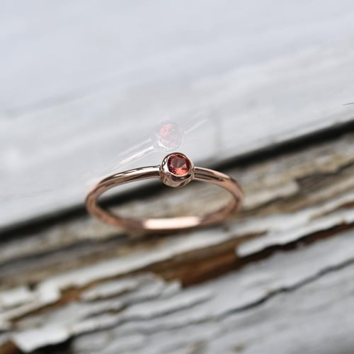 Zlatý minimalistický prsten s padparadscha safírem Emilien