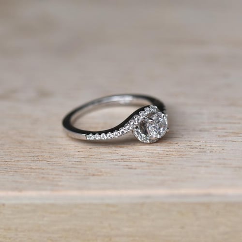 Elegantní zásnubní prsten plný diamantů Elaina