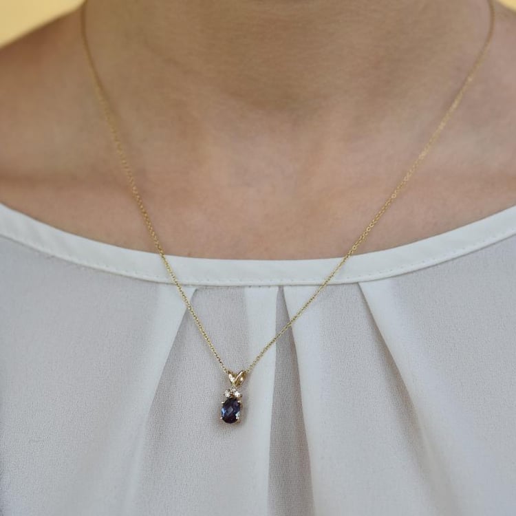 Zlatý náhrdelník s alexandritem 27676