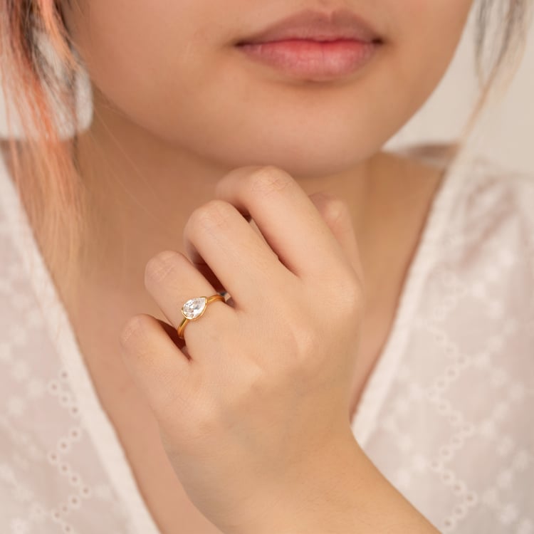 Zlatý prsten s half-bezel lab-grown pear diamantem Timarete 164523