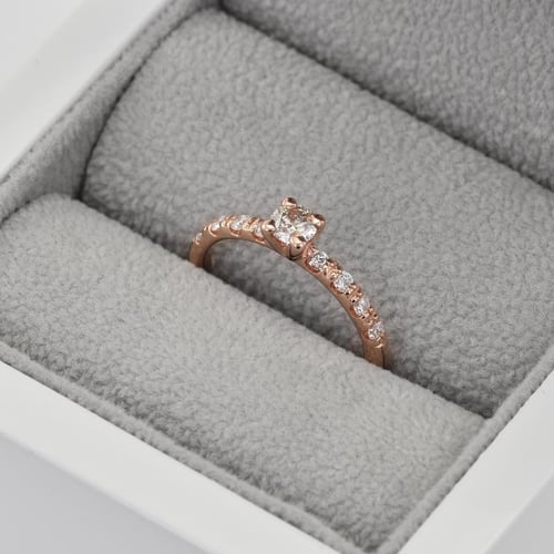 Zlatý zásnubní prsten s diamanty Megha