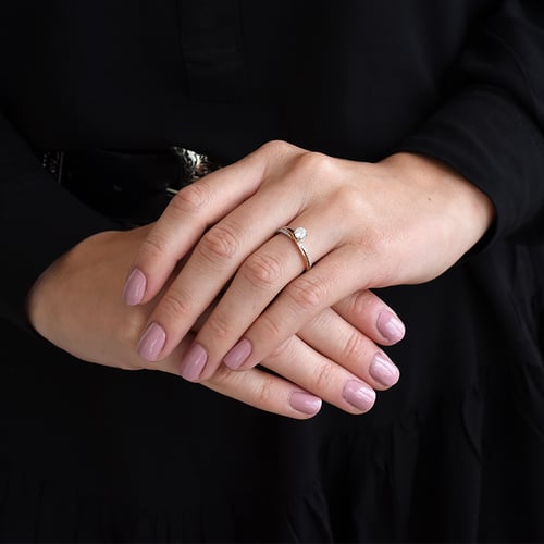 Atypický zásnubní prsten s postranními diamanty Ealair
