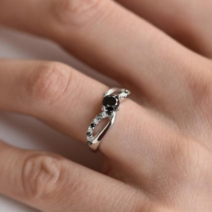 Zásnubní prsten s černými a bílými diamanty Ewie