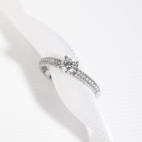 Zásnubní prsten s moissanitem a lab-grown diamanty Kristen