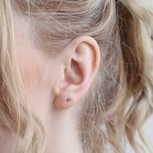 Stříbrné minimalistické bezel náušnice se zelenými diamanty Tofine