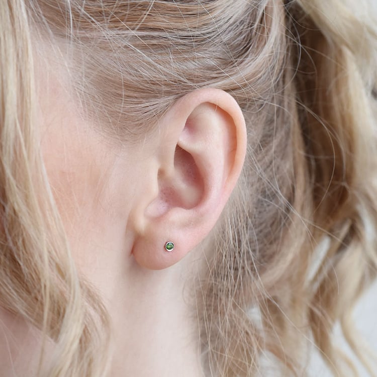 Stříbrné minimalistické bezel náušnice se zelenými diamanty Tofine 102926