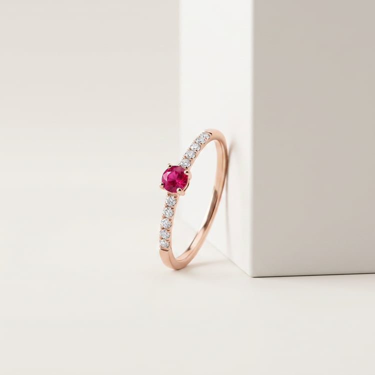 Goldener Ring mit Rubin und seitlichen Lab Grown Diamanten Tyla 170995