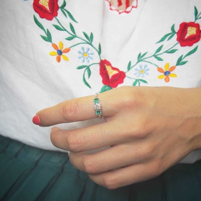 Zásnubní prsten s diamantem a smaragdy