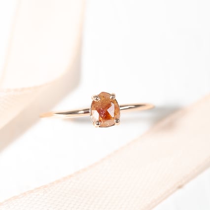 Zlatý prsten s pear salt and pepper diamantem Lorelei