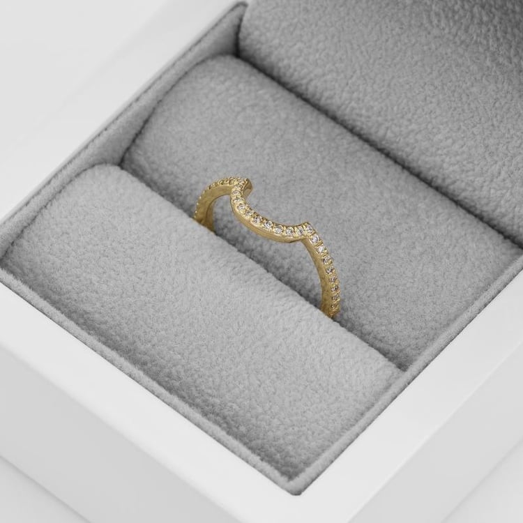 Zlatý snubní prsten plný diamantů 50277