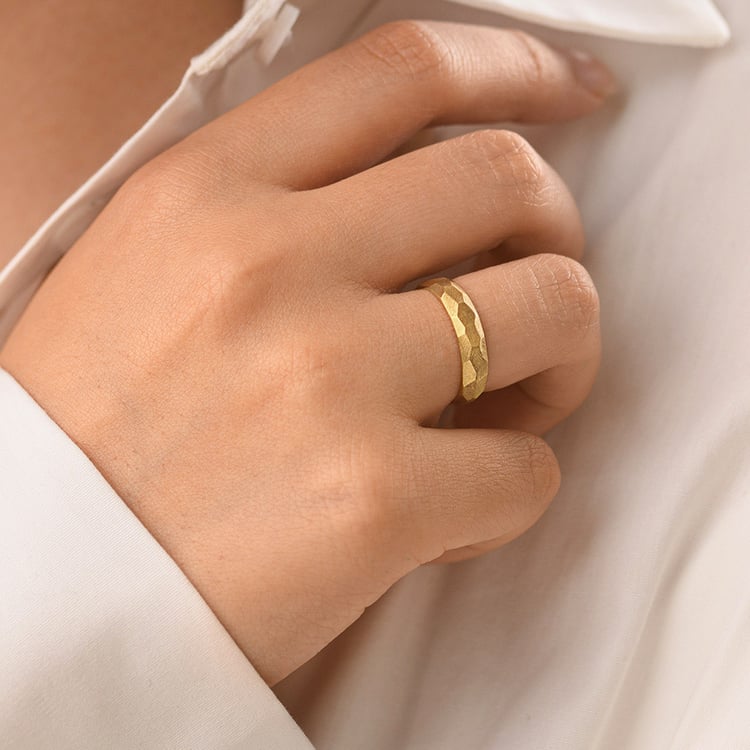 Matné tepané snubní prsteny ze zlata Zvezda 156815