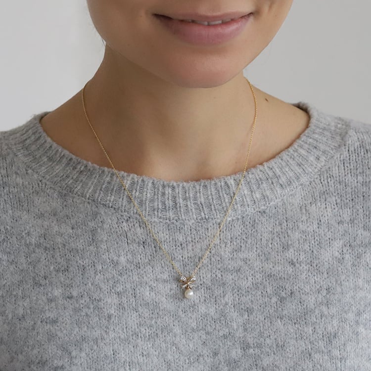 Perlový přívěsek se zlatou mašlí a zirkony 151794