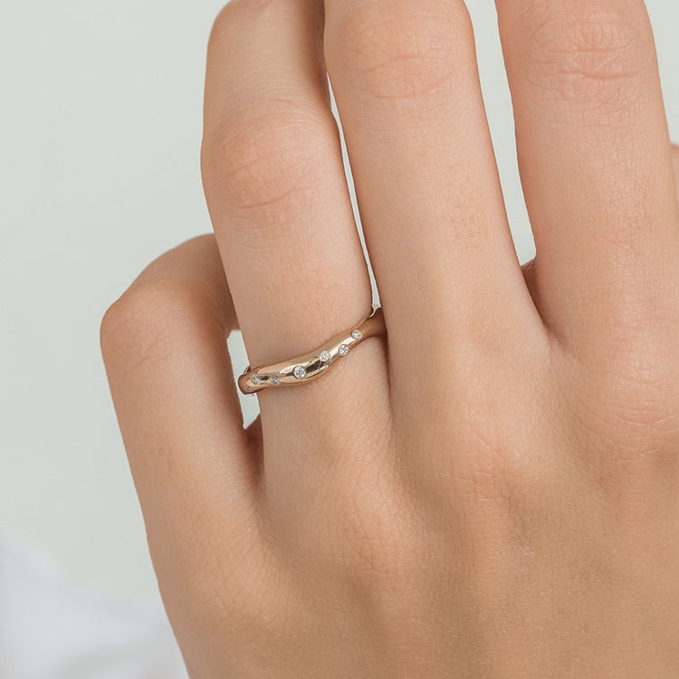 Nepravidelné snubní prsteny z oříškového zlata s diamanty Parnell 163741