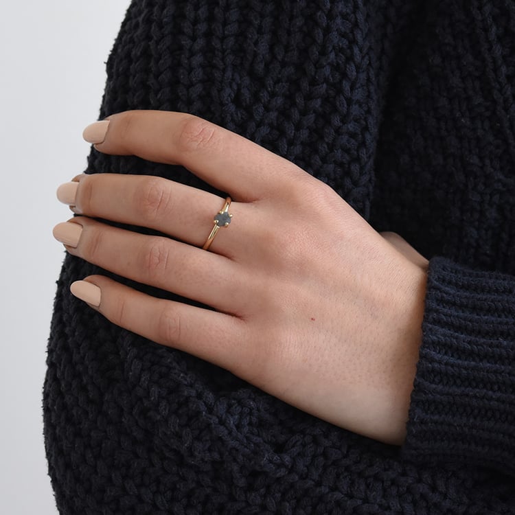 Prsten s tmavě šedým surovým diamantem 74450