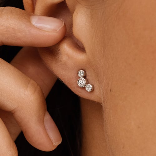 Moderní zlaté náušnice s kulatými lab-grown diamanty Ebba