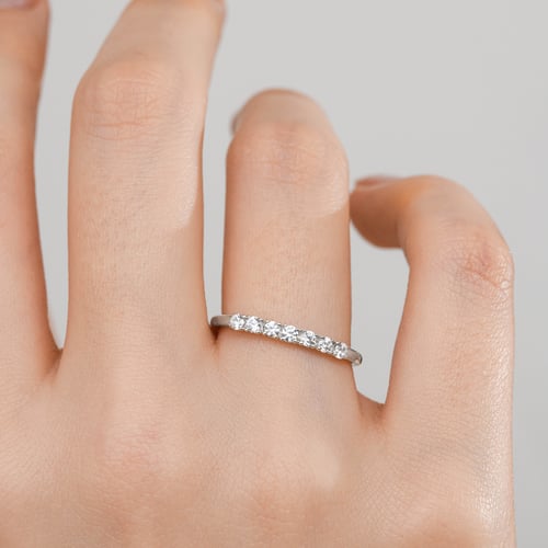 Zlatý romantický eternity prsten s diamanty Rexanne