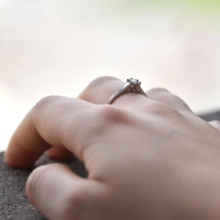 Zlatý zásnubní prsten 45050