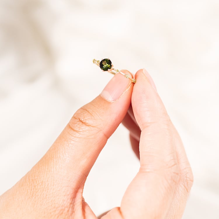 Prsten se zeleným turmalínem a postranními olivíny Imelda 120268