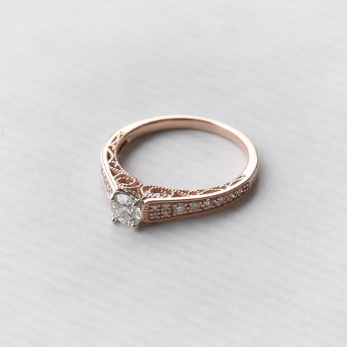 Zlatý vintage zásnubní prsten plný diamantů Keran