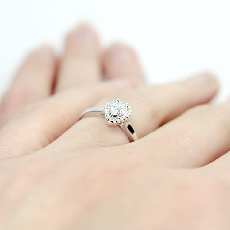 Zásnubní zlatý prsten s diamanty na ruce Kandy 5015