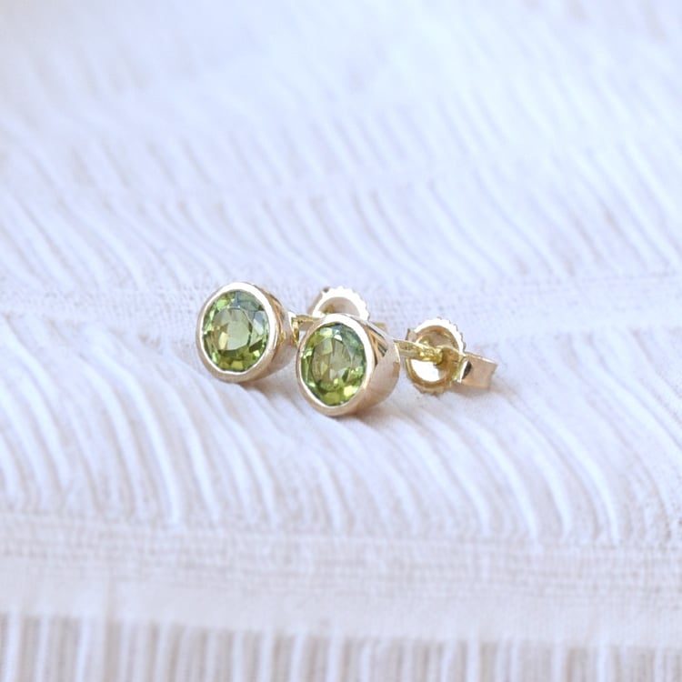 Stříbrné bezel náušnice s olivíny Wetty 102723