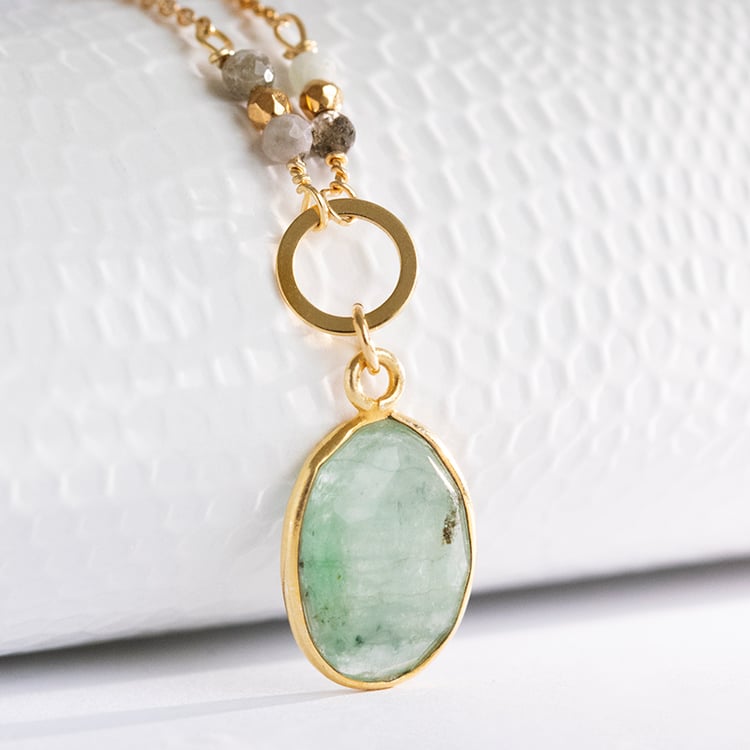 Pozlacený náhrdelník se smaragdovými korálky a přívěskem Atiana 115655