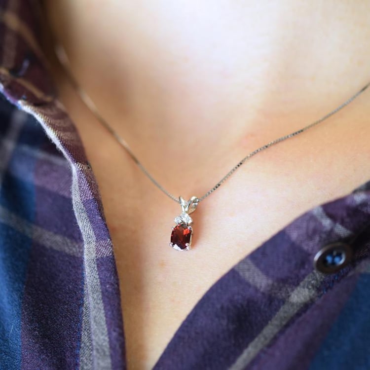 Náhrdelník s granátem a diamanty 17248