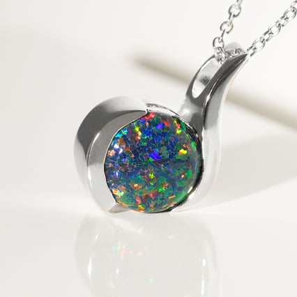 Černý opál ve stříbrném přívěsku Thirumal